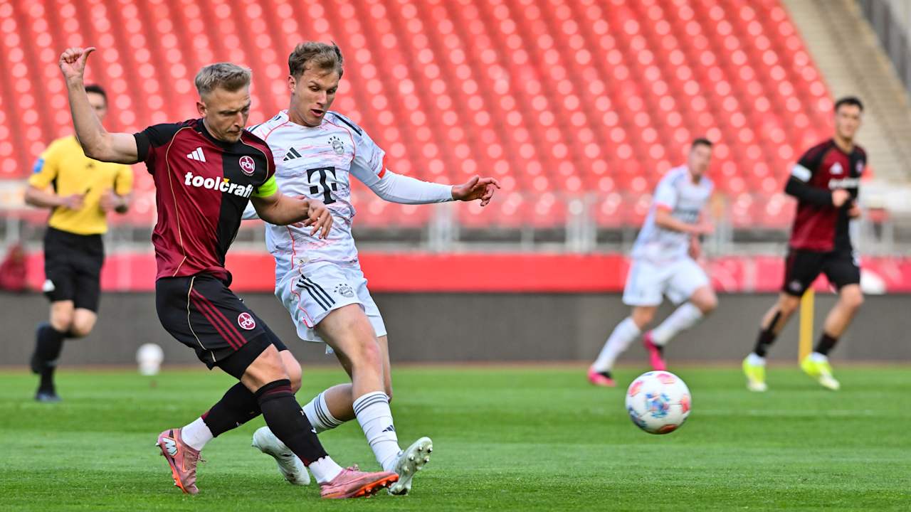 Kurt Rüger mit seinem Gegenspieler im Zweikampf um den Ball