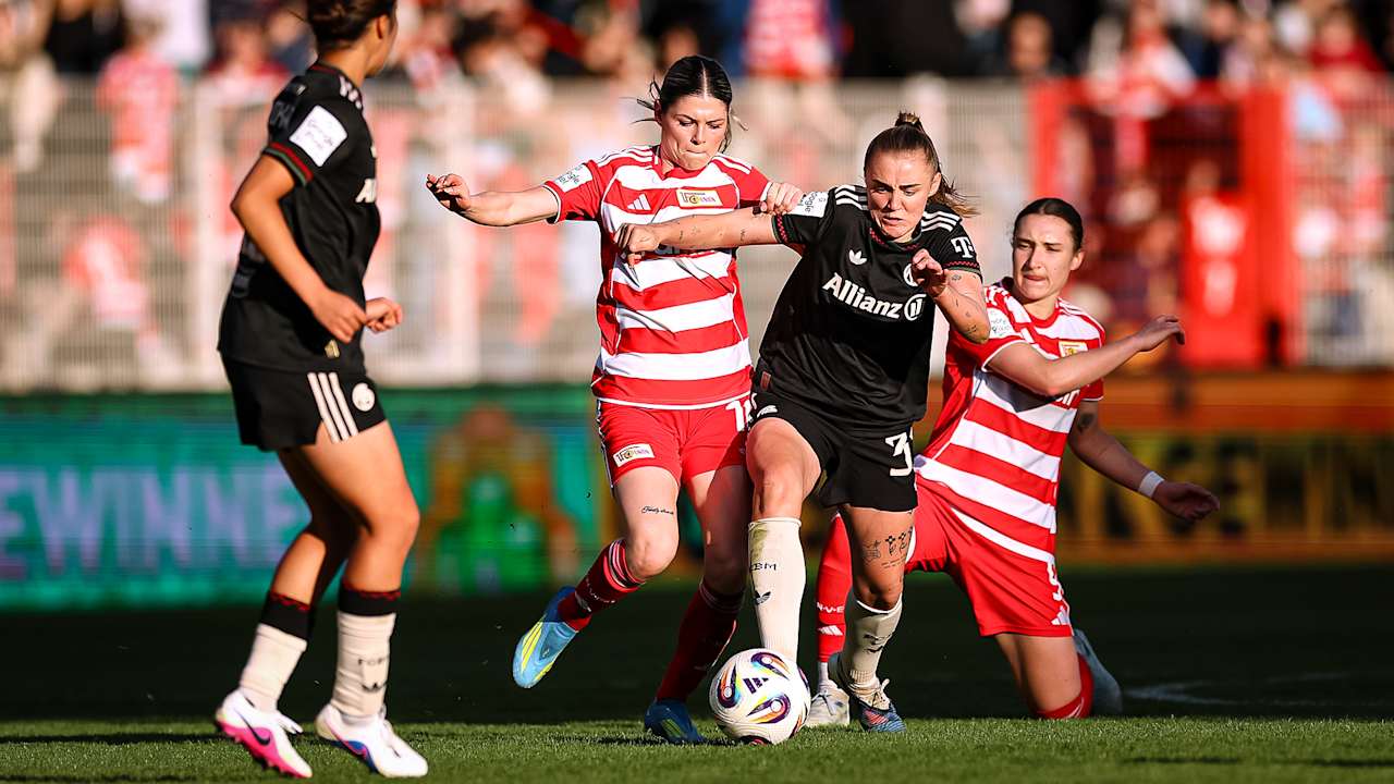 Georgia Stanway im Zweikampf um den Ball während des Gastspiels der FC Bayern Frauen in der Frauen-Bundesliga beim 1. FC Union Berlin