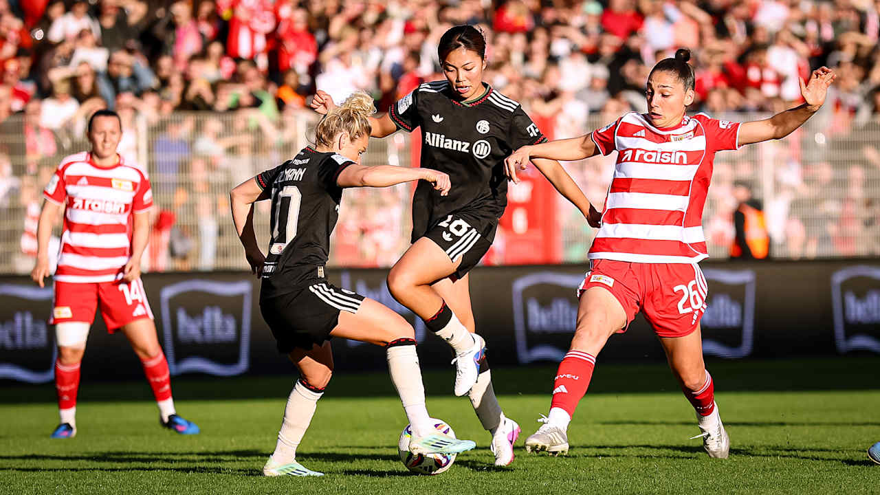 Momoko Tanikawa und Linda Dallmann im Zweikampf während des Gastspiels der FC Bayern Frauen in der Frauen-Bundesliga beim 1. FC Union Berlin