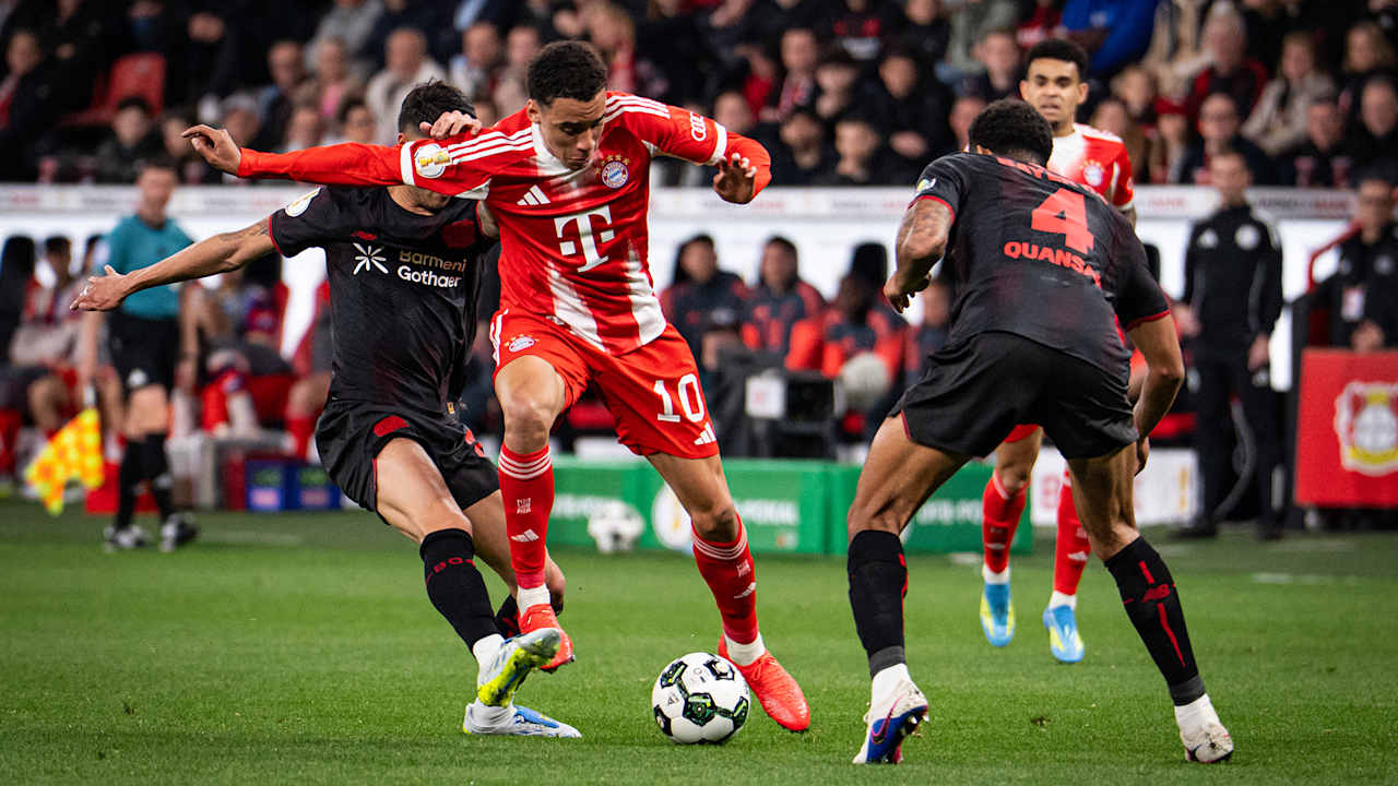 Jamal Musiala dribbelt mit dem Ball im DFB-Pokal-Halbfinale des FC Bayern bei Bayer 04 Leverkusen.