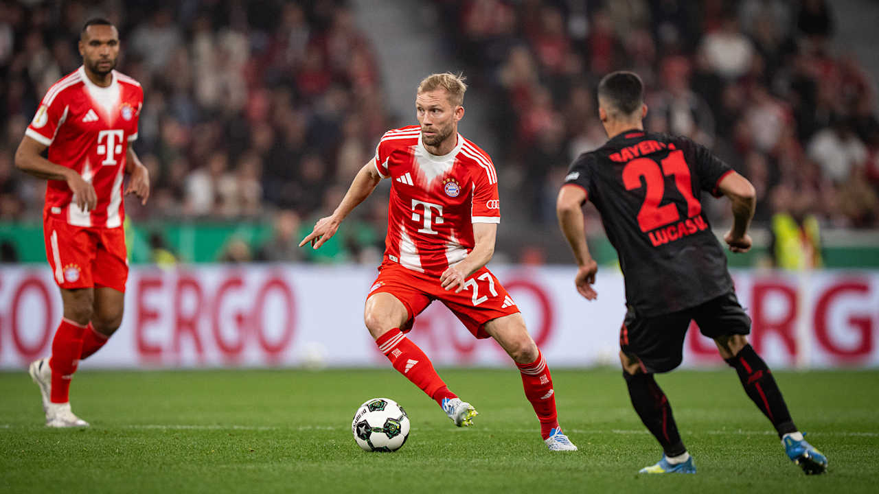 Konrad Laimer führt einen Zweikampf im DFB-Pokal-Halbfinale des FC Bayern bei Bayer 04 Leverkusen.