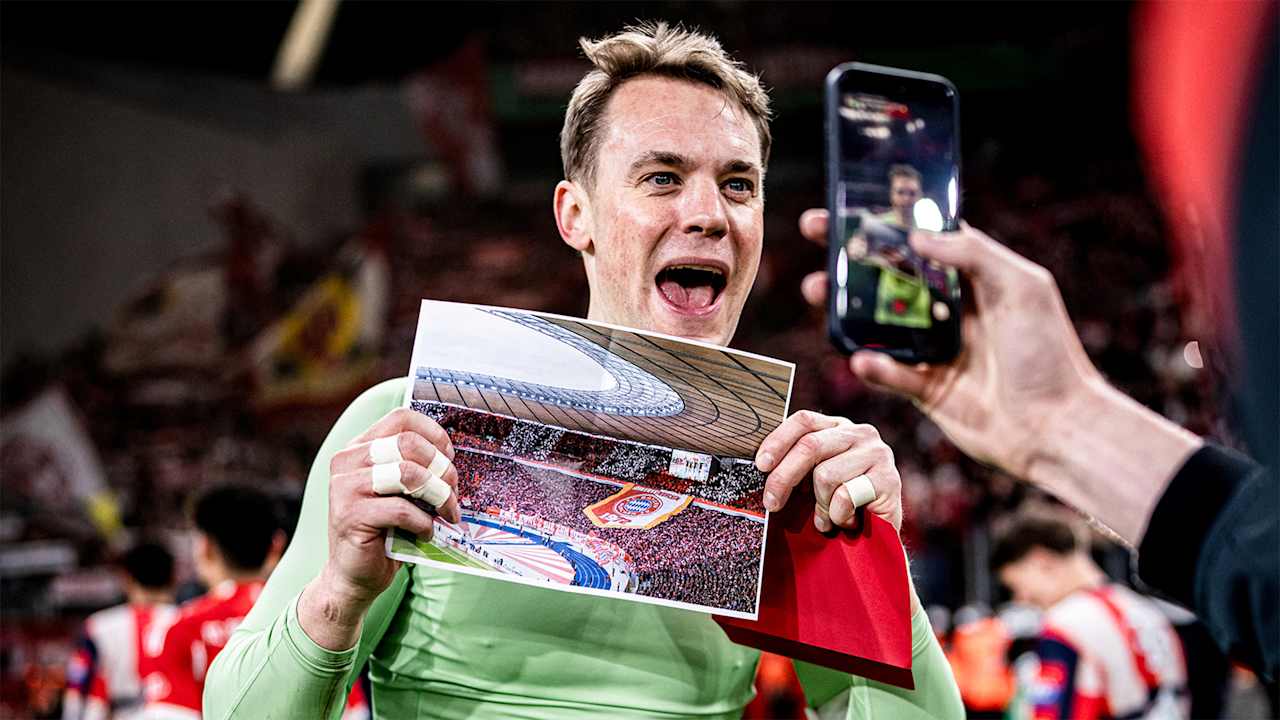 Manuel Neuer hält ein Foto des Berliner Olympiastadions hoch