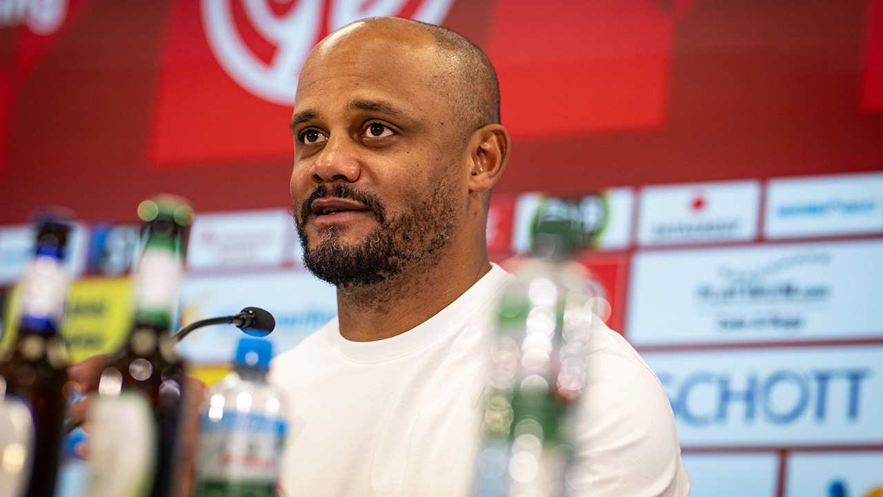 Vincent Kompany auf der Pressekonferenz des FC Bayern nach dem Heimspiel gegen den VfB Stuttgart