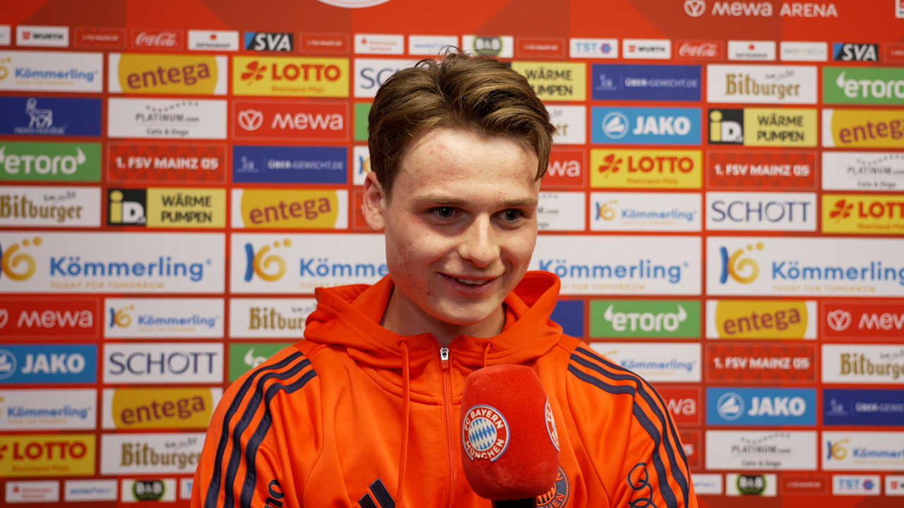 Jonas Urbig im Interview nach dem Bundesliga-Spie des FC Bayern in Mainz