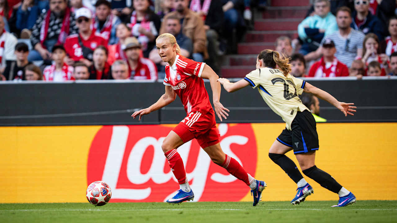 Pernille Harder führt den Ball.