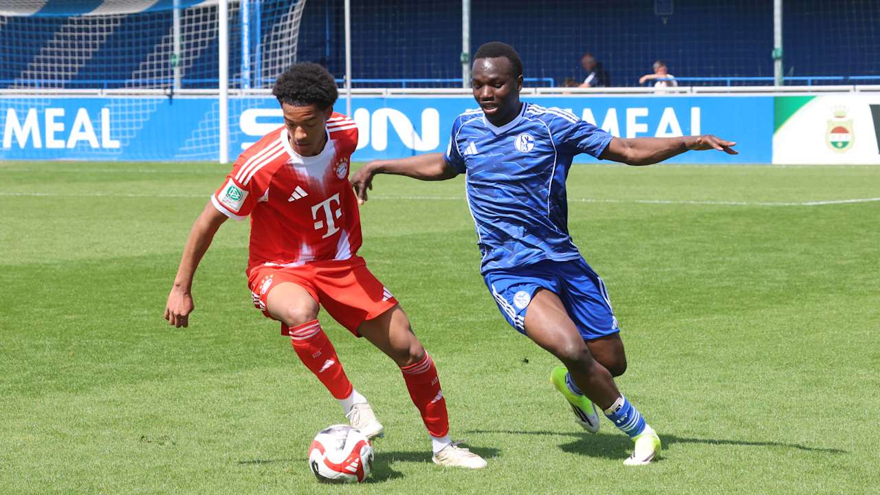 Thibault Maspimby führt den Ball am Fuß.