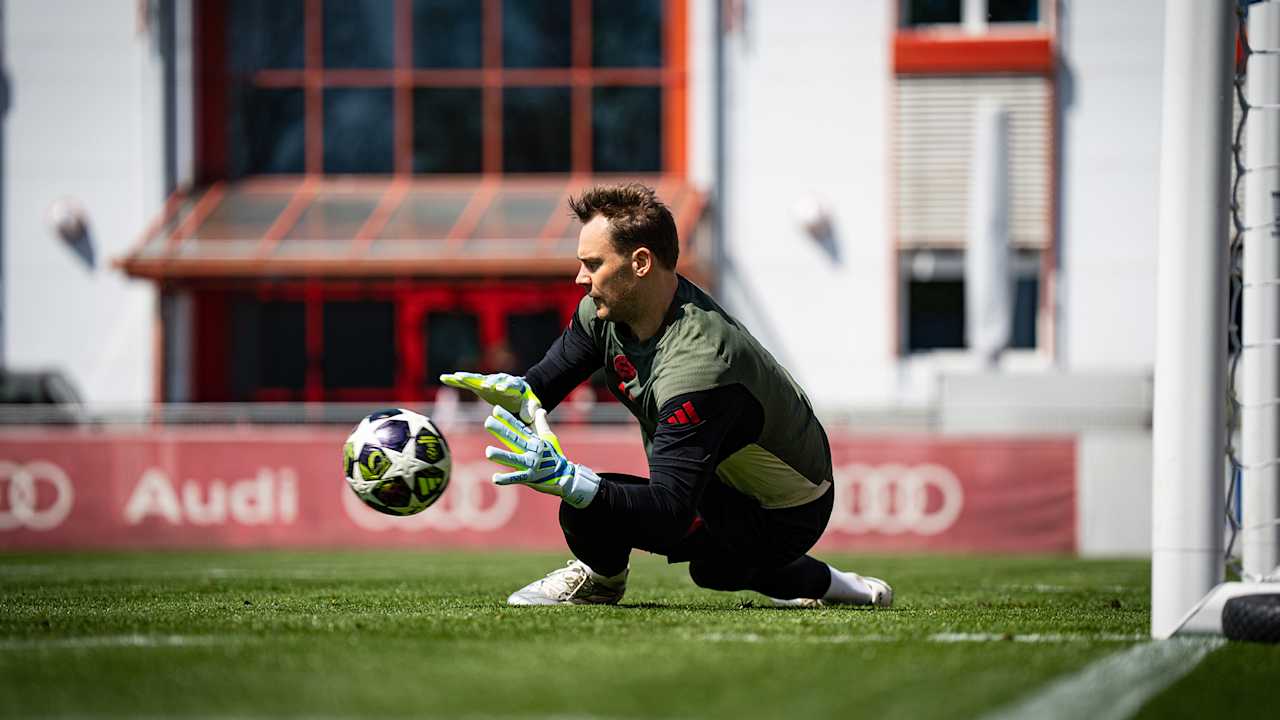 Manuel Neuer hält einen Ball im Training des FC Bayern