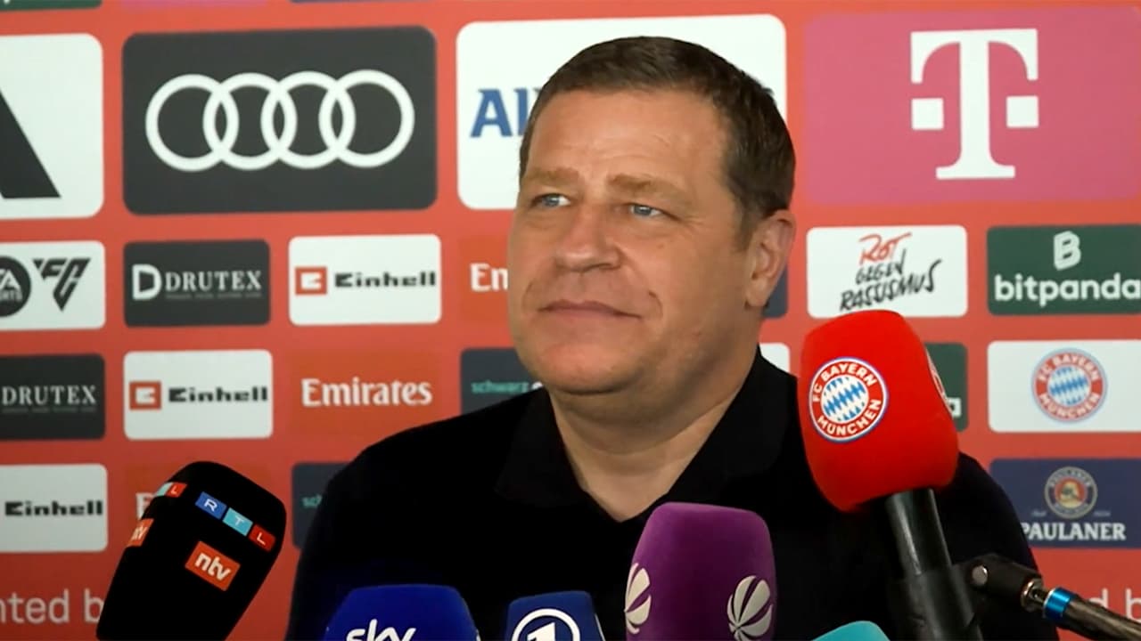 Max Eberl spricht in der Mixed Zone am Flughafen mit Medienvertretern