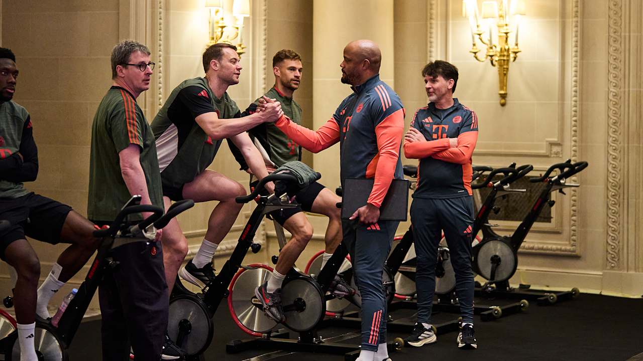 Vincent Kompany und Manuel Neuer begrüßen sich beim Anschwitzen in Paris