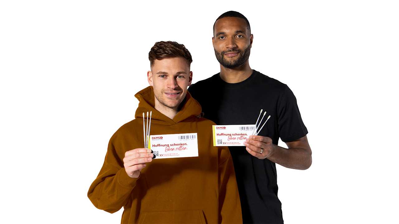 Joshua Kimmich und Jonathan Tah halten Abstrich-Stäbchen und einen Zettel zur Registierung für die DKMS-Aktion in der Hand