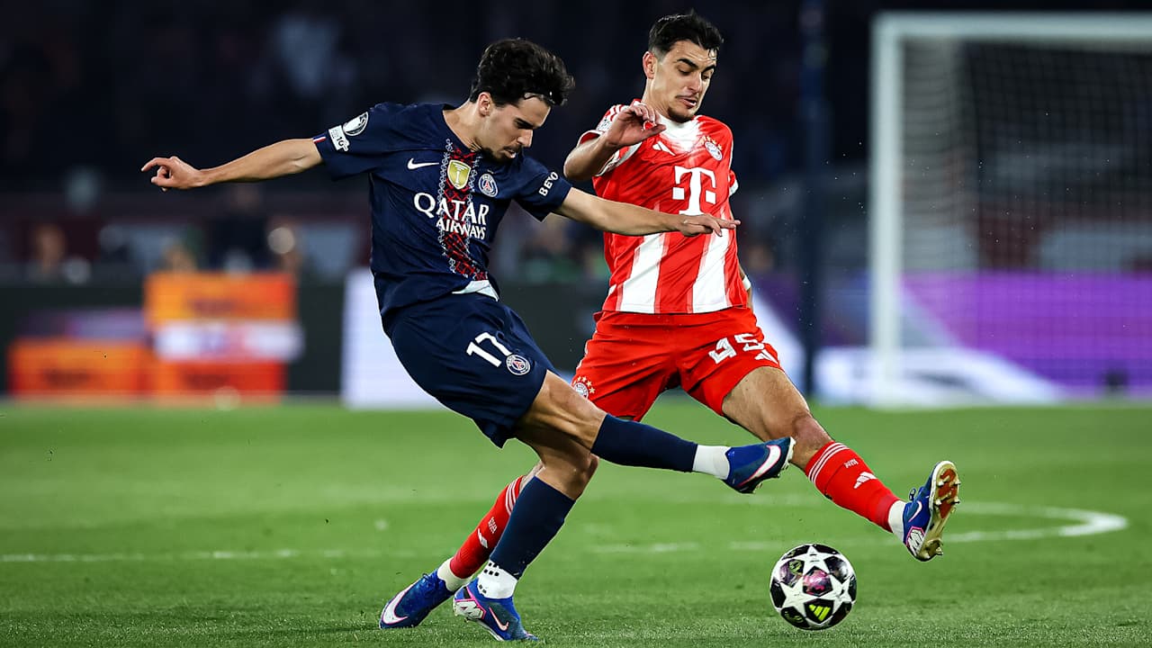 Aleksandar Pavlović im Zweikampf während des Halbfinal-Hinspiels des FC Bayern in der Champions League bei Paris Saint-Germain