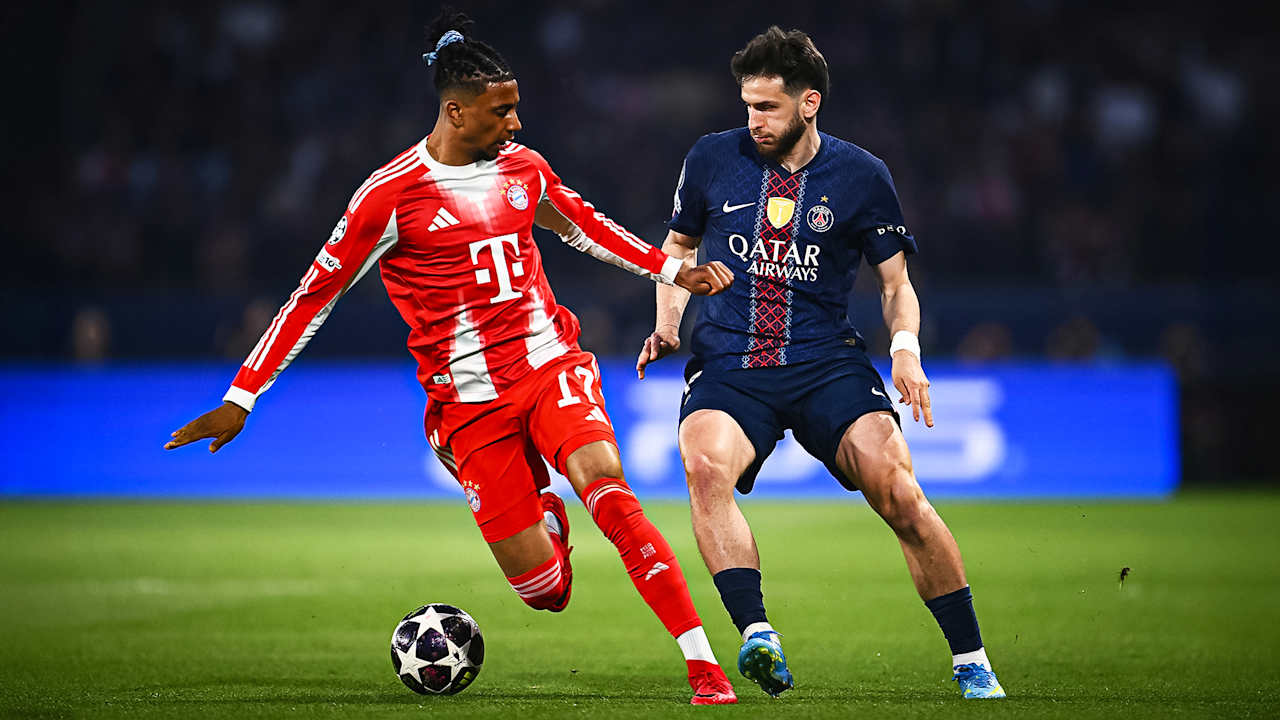 Michael Olise mit Ball am Fuß während des Halbfinal-Hinspiels des FC Bayern in der Champions League bei Paris Saint-Germain