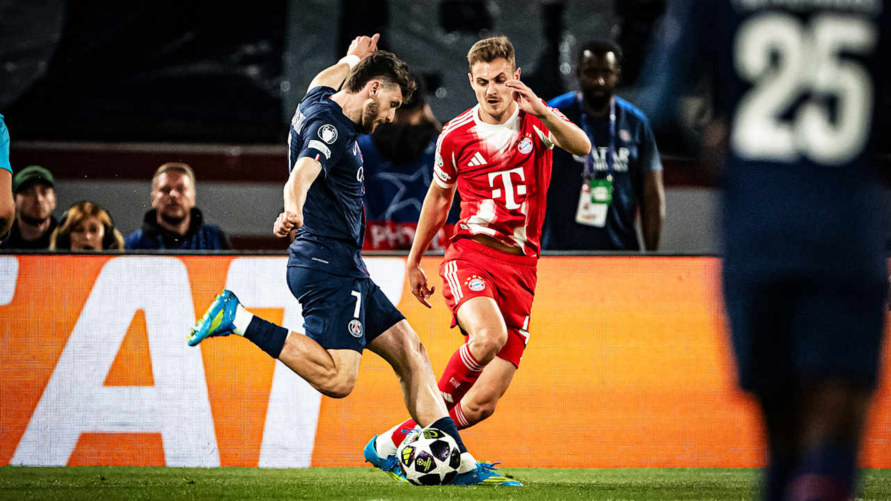 Josip Stanišić im Zweikampf während des Halbfinal-Hinspiels des FC Bayern in der Champions Lea-gue bei Paris Saint-Germain