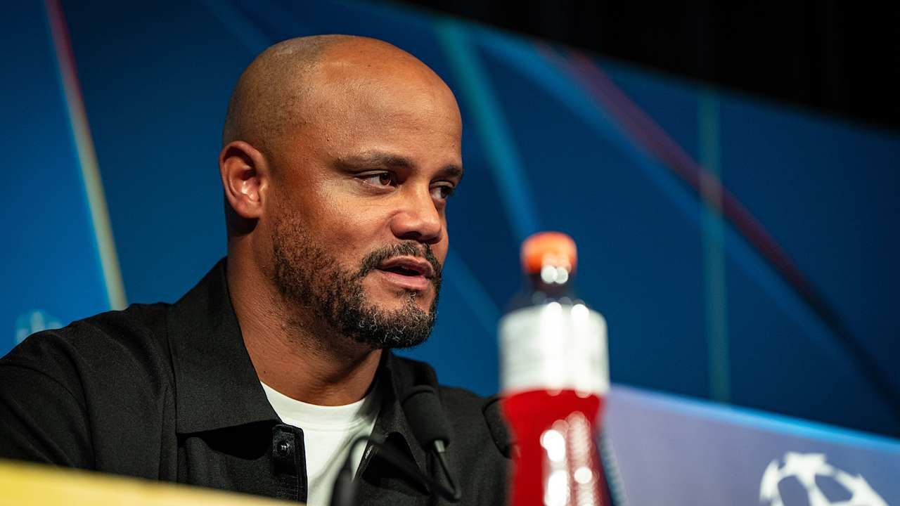 Vincent Kompany auf der Pressekonferenz nach dem Halbfinal-Hinspiel des FC Bayern in der Champions League bei Paris Saint-Germain