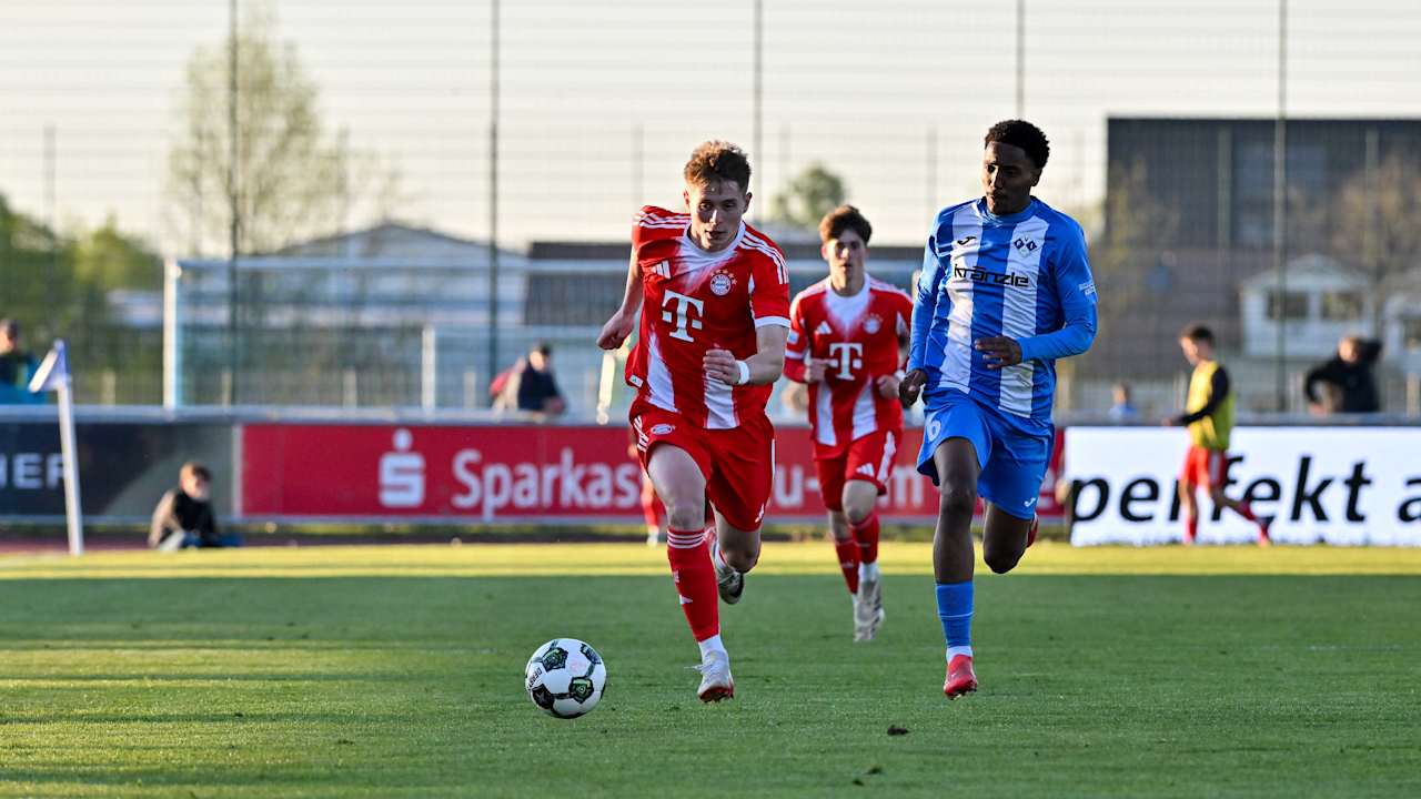 Anton Heinz schaut auf den Ball.
