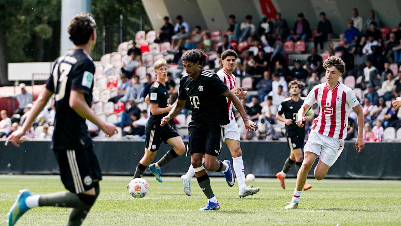 Noah Codjo-Evora schaut auf den Ball.