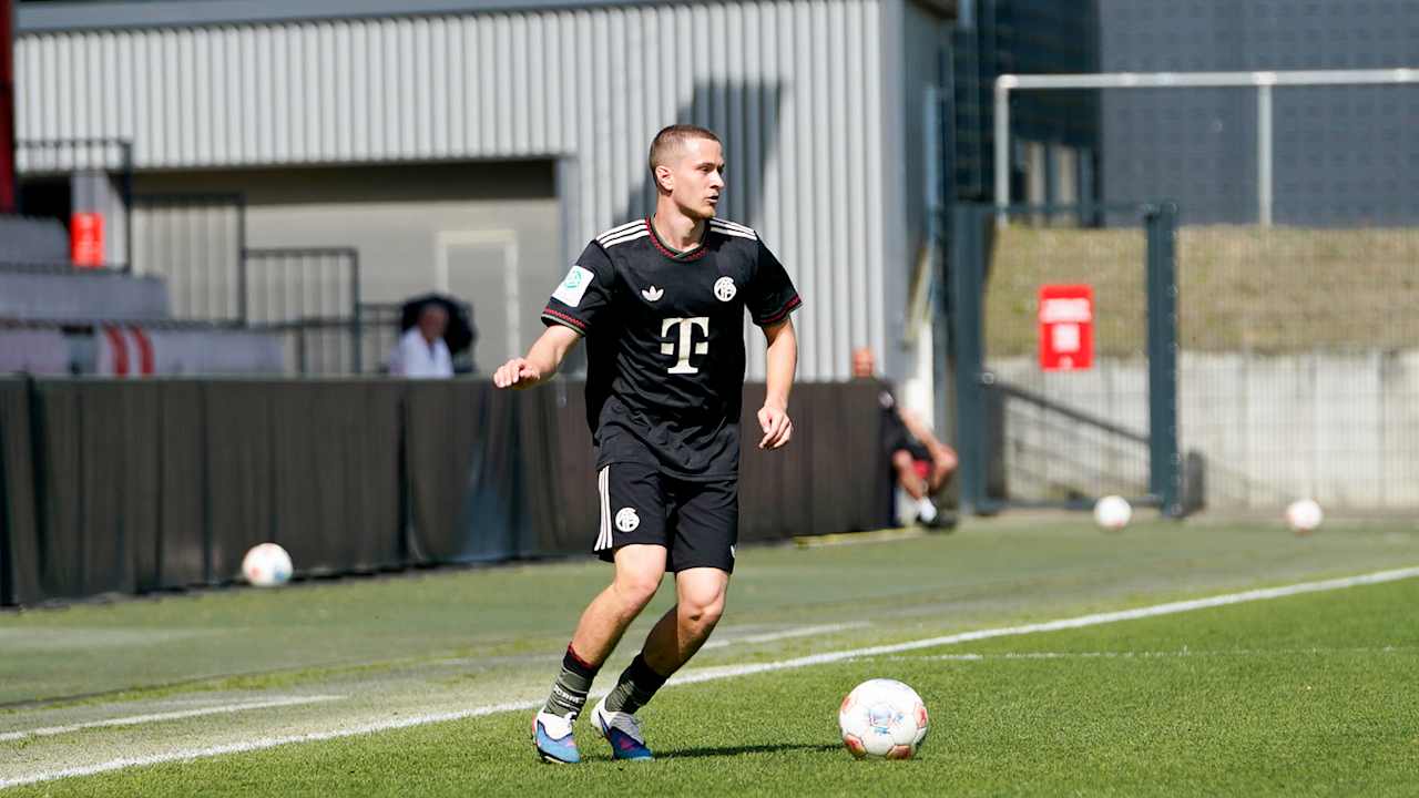 Yll Gashi führt den Ball am Fuß.