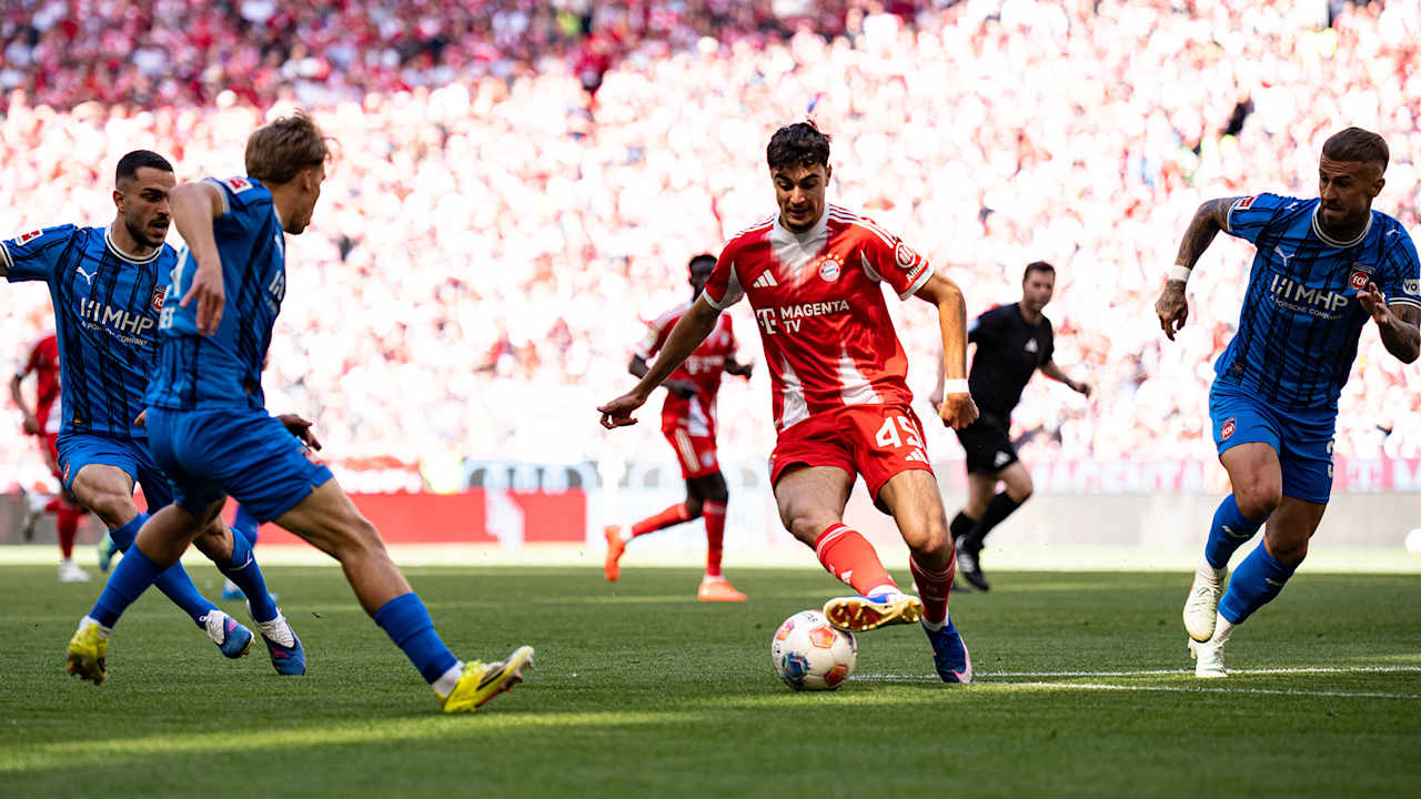 Aleksandar Pavlovic am Ball im Bundesliga-Spiel des FC Bayern gegen den 1. FC Heidenheim