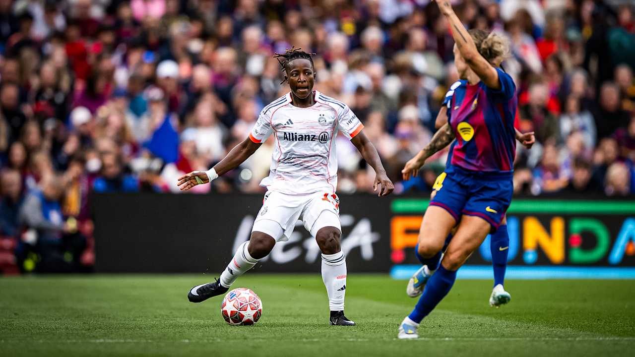 Bernadette Amani mit Ball am Fuß während des Gastspiels der FC Bayern Frauen im Halbfinale der Champions League beim FC Barcelona