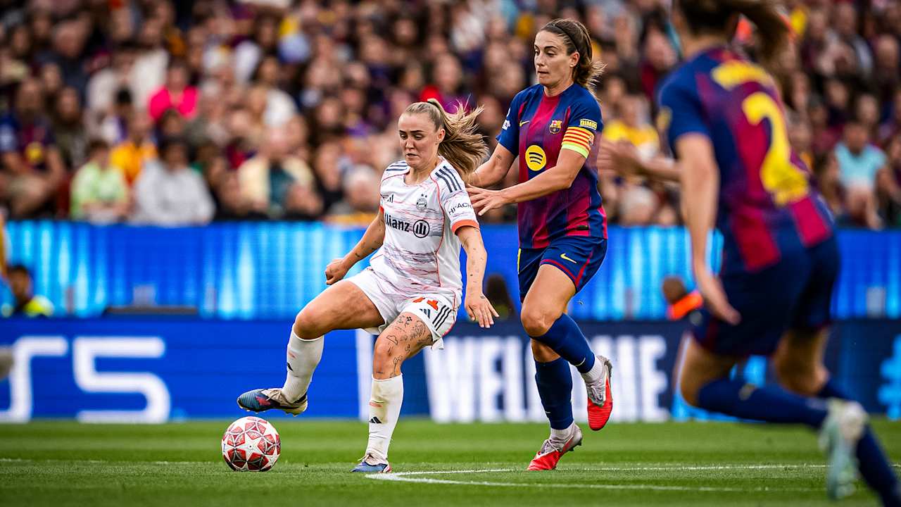 Georgia Stanway im Zweikampf während des Gastspiels der FC Bayern Frauen im Halbfinale der Champions League beim FC Barcelona