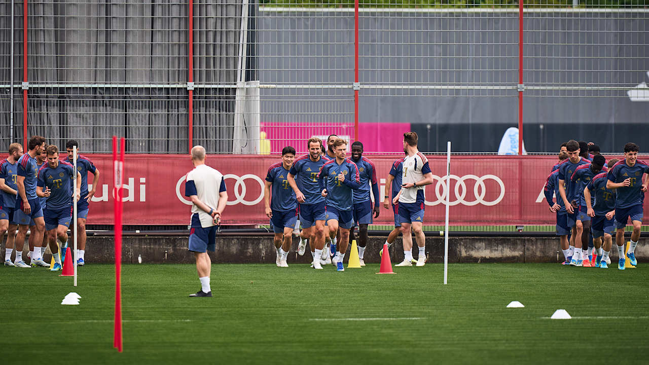 Die Mannschaft beim Warmup im Abschlusstraining des FC Bayern vor dem Halbfinalrückspiel gegen Paris Saint-Germain in der Champions League
