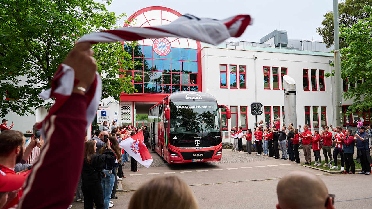 Mitarbeiter des FC Bayern verabschieden das Team bei der Busabfahrt an der Säbener Straße.