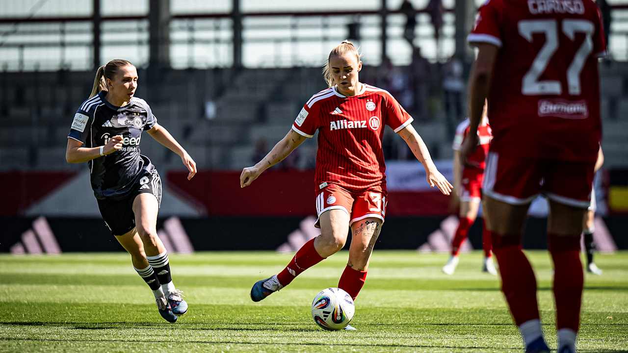 Georgia Stanway mit Ball am Fuß während des Heimspiels der FC Bayern Frauen in der Frauen-Bundesliga gegen Eintracht Frankfurt
