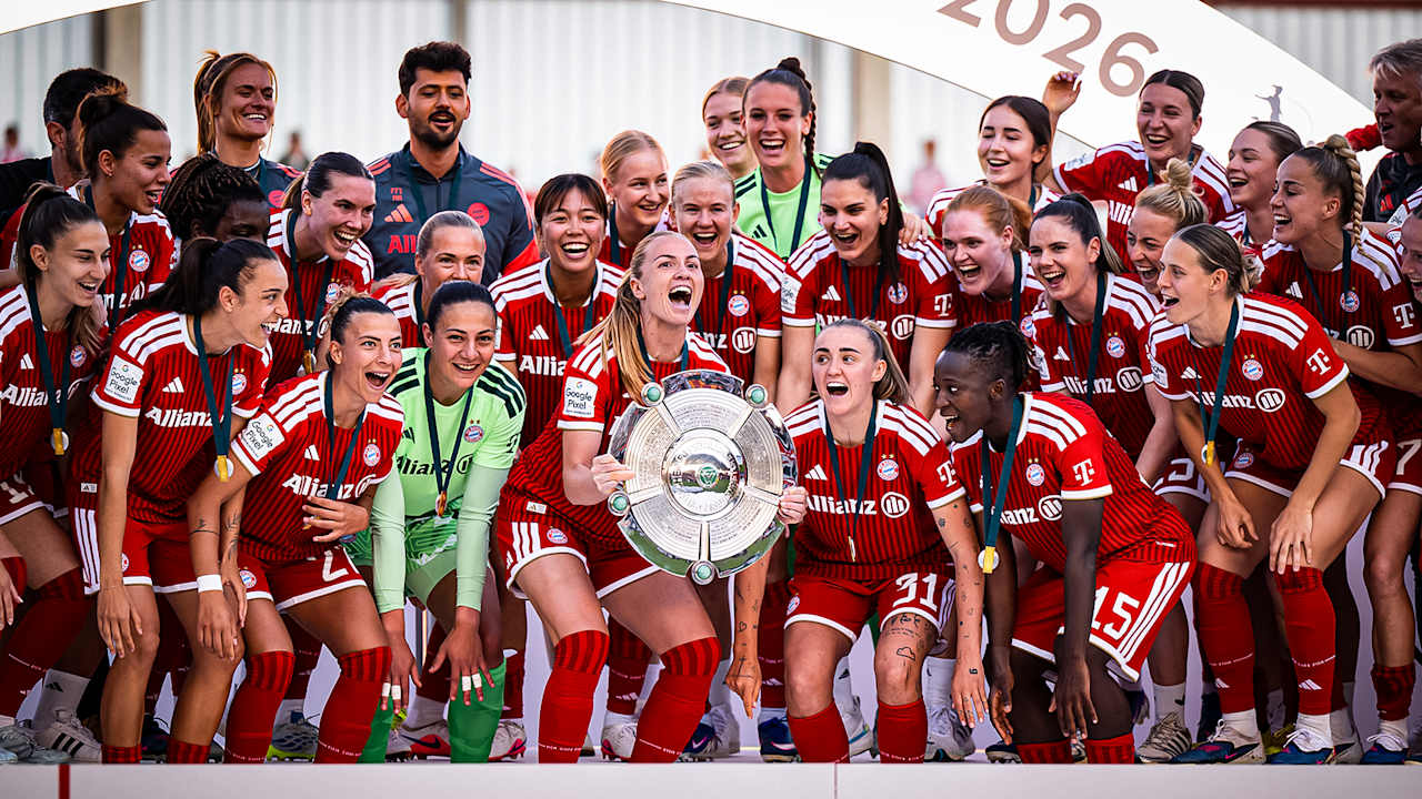 Glódís Perla Viggósdóttir streckt die Meisterschale in die Luft nach dem Heimspiel der FC Bayern Frauen in der Frauen-Bundesliga gegen Eintracht Frankfurt
