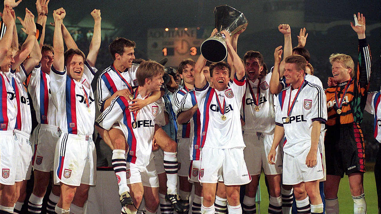 Lothar Matthäus hält den UEFA-Cup vor seinen Teamkollegen des FC Bayern in die Höhe.