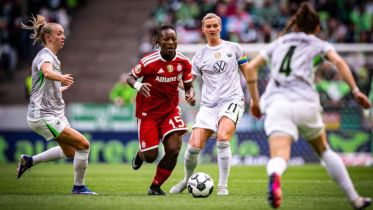 Bernadette Amani mit Ball am Fuß während des DFB-Pokal-Finales der FC Bayern Frauen gegen den VfL Wolfsburg
