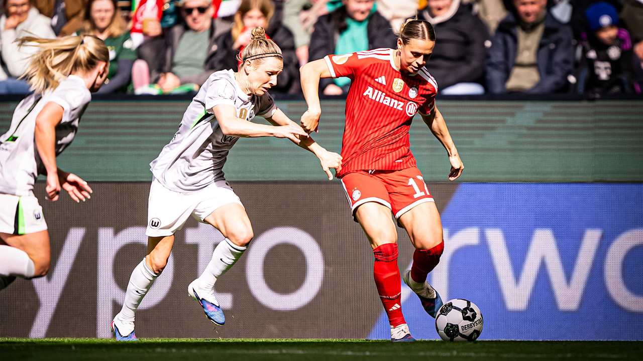 Klara Bühl im Zweikampf um den Ball während des DFB-Pokal-Finales der FC Bayern Frauen gegen den VfL Wolfsburg