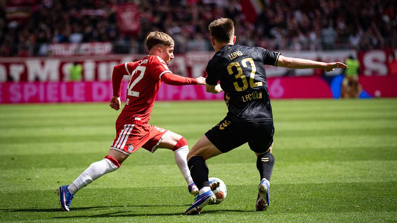 Lennart Karl geht ins Dribbling im Bundesliga-Spiel des FC Bayern gegen den 1. FC Köln