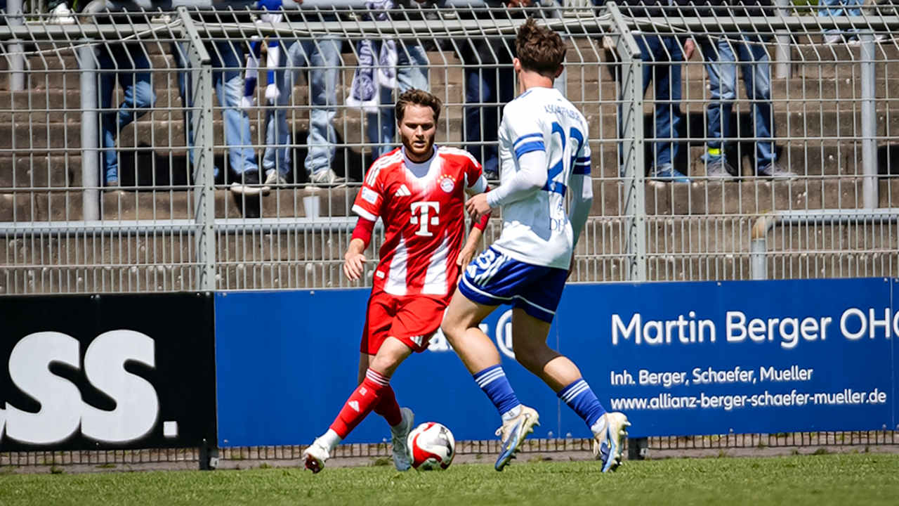 Benno Schmitz mit Ball am Fuß während des Auswärtsspiels der FC Bayern Amateure in der Regionalliga Bayern bei Viktoria Aschaffenburg