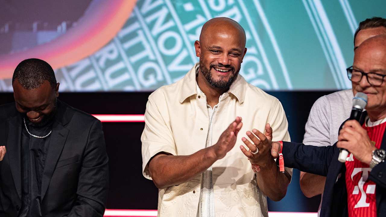 Vincent Kompany klatscht in die Hände bei der Meisterfeier am Nockherberg