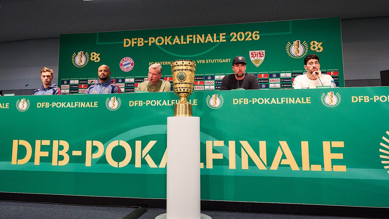Vincent Kompany, Joshua Kimmich, Atakan Karazor und Sebastian Hoeneß sitzen auf dem Podium bei der PK vor dem DFB-Pokalfinale