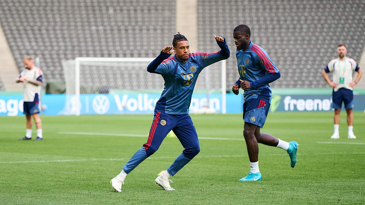 Michael Olise läuft sich warm im Abschlusstraining des FC Bayern vor dem Pokalfinale