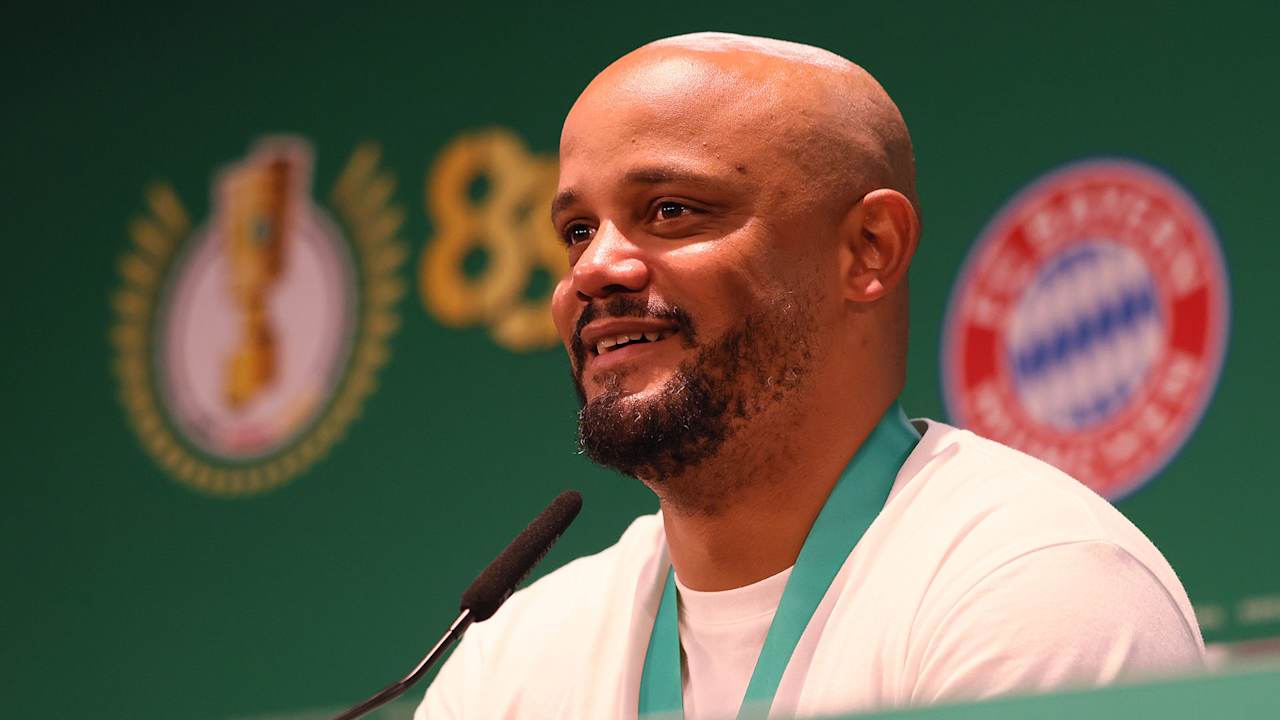 Vincent Kompany lächelt auf der Pressekonferenz nach dem Sieg im DFB-Pokalfinale gegen Stuttgart
