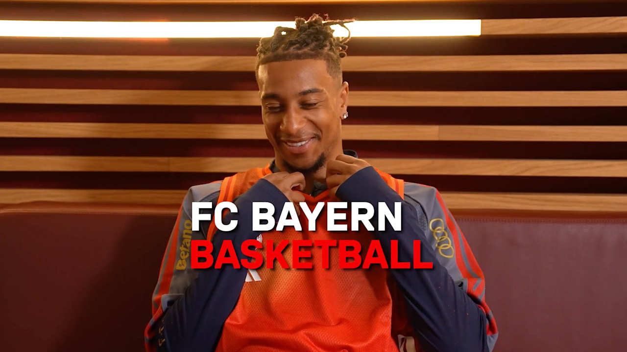 Michael Olise im Basketball-Trikot