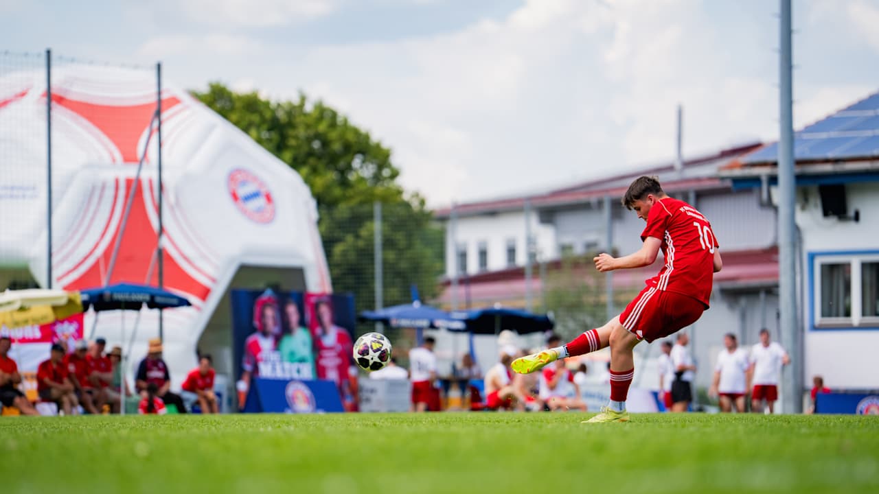 Ein Amateurfußballer schießt wuchtig aufs Tor