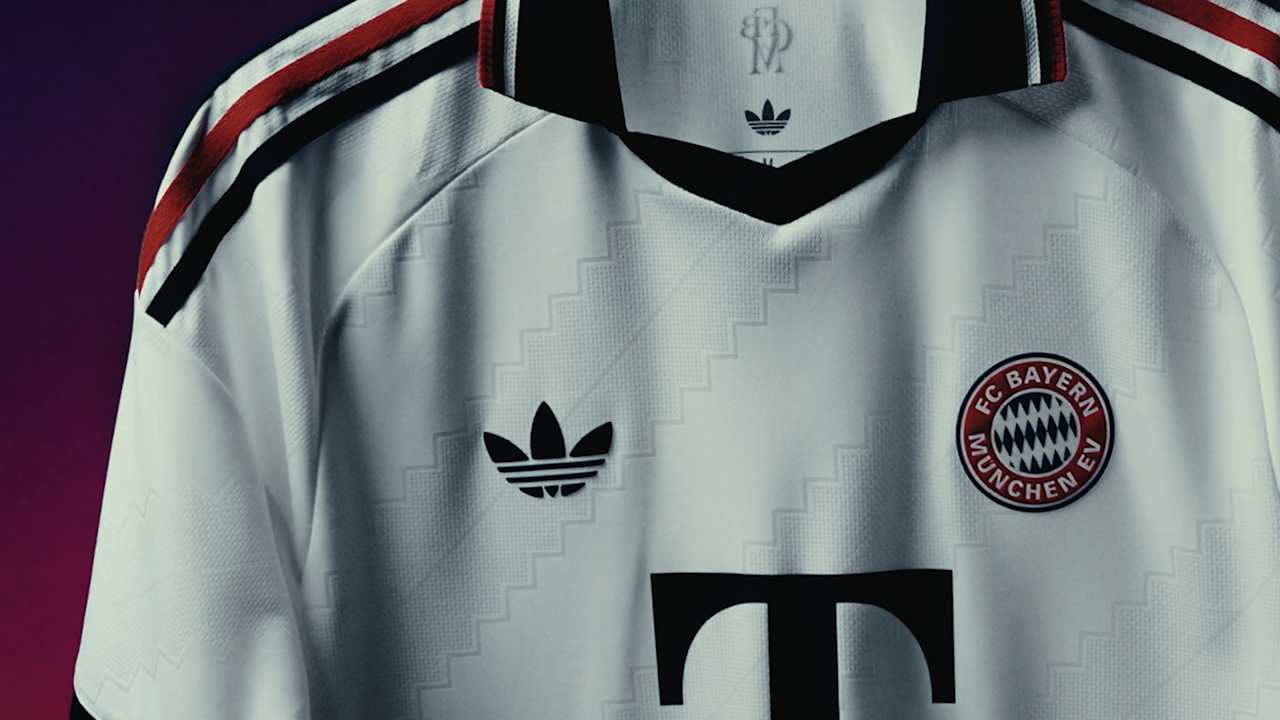 Detailansicht des neuen weißen FC Bayern-Auswärtstrikot im Retro-Look