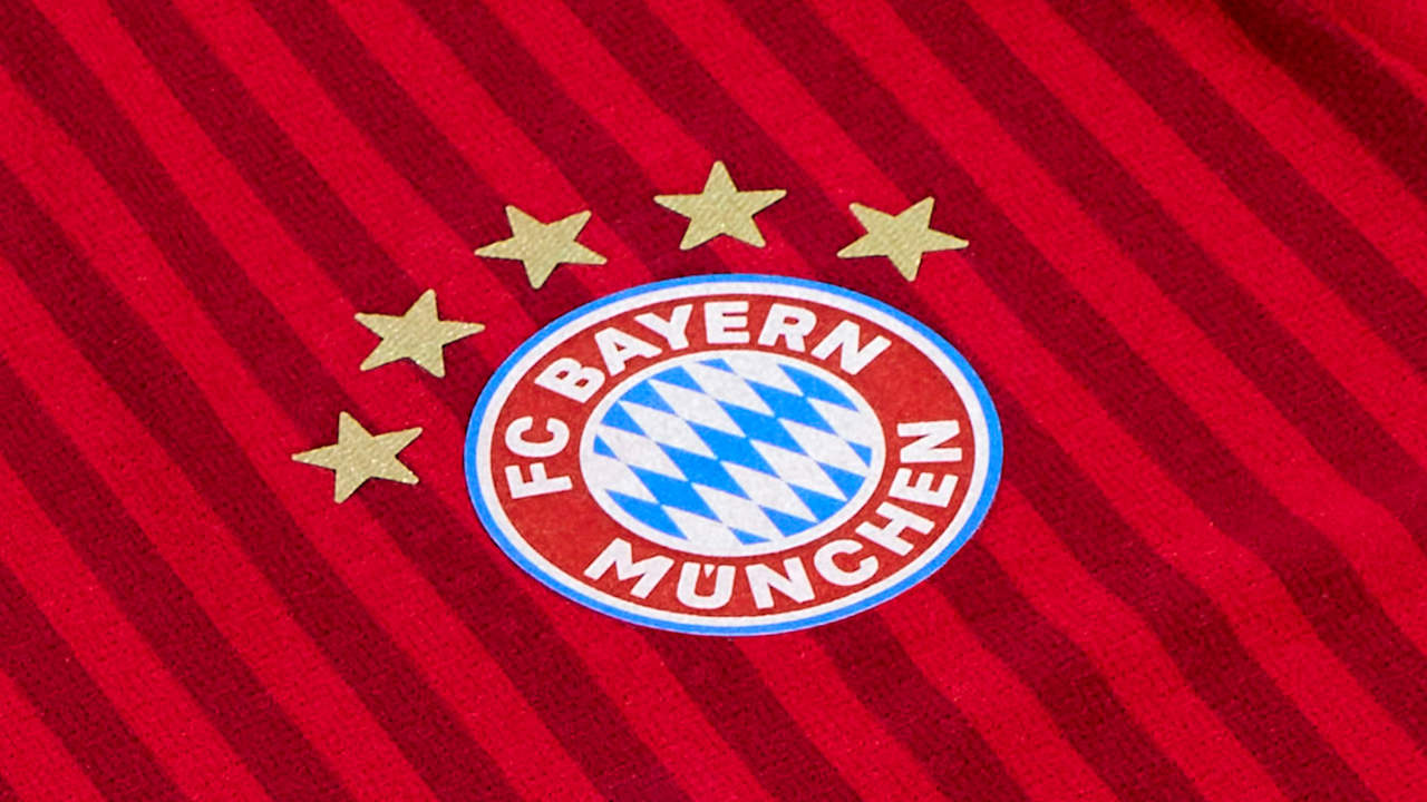 Das FC Bayern-Logo vor einem roten Hintergrund