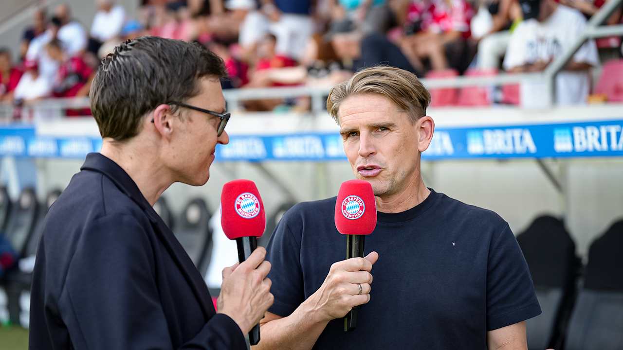 Christoph Freund im Interview mit FC Bayern TV während des Testspiels in Wiesbaden