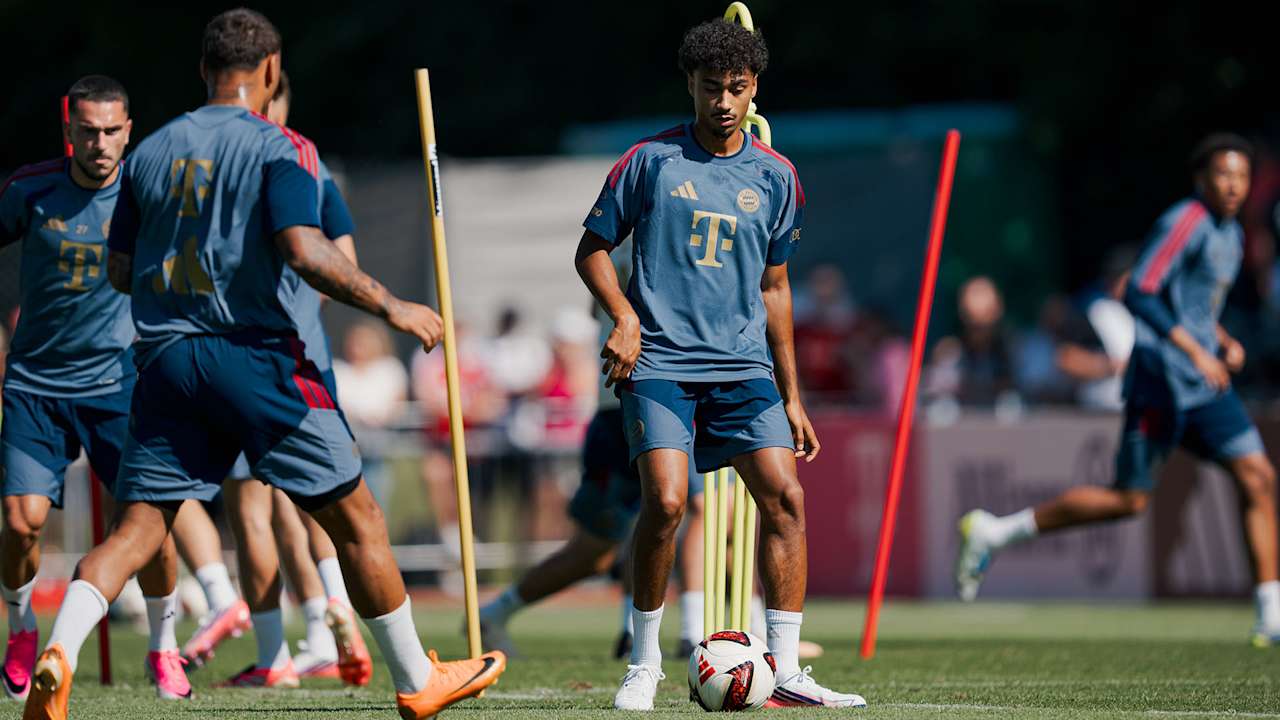 Nathaniel Brown spielt einen Pass im Training des FC Bayern