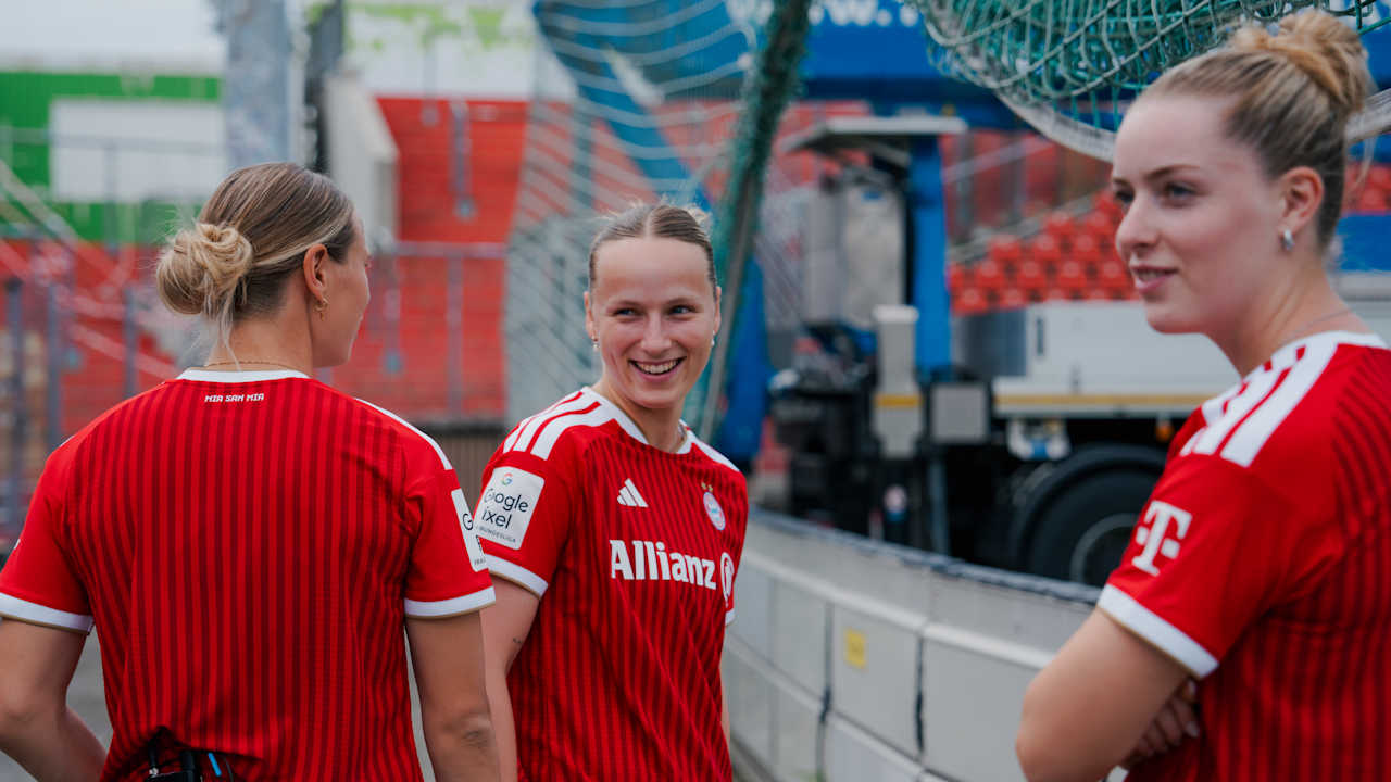 Klara Bühl, Franzi Kett und Alara beim Stadionrundgang in Unterhaching.