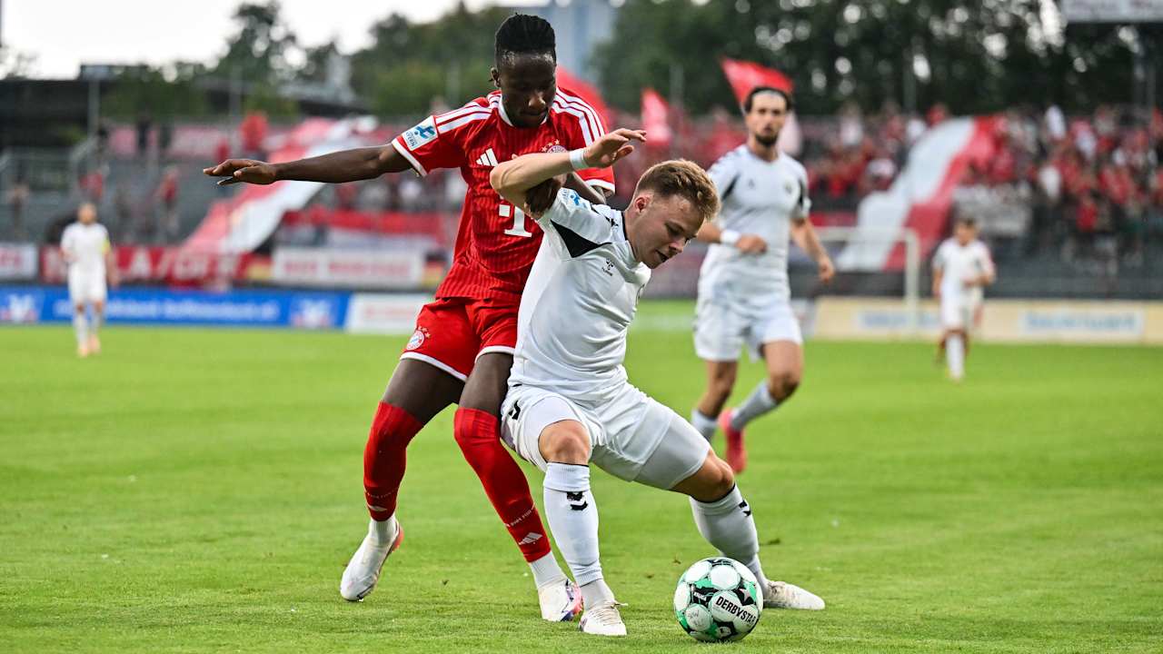 Richard Ajayi im Zweikampf um den Ball mit seinem Gegenspieler.