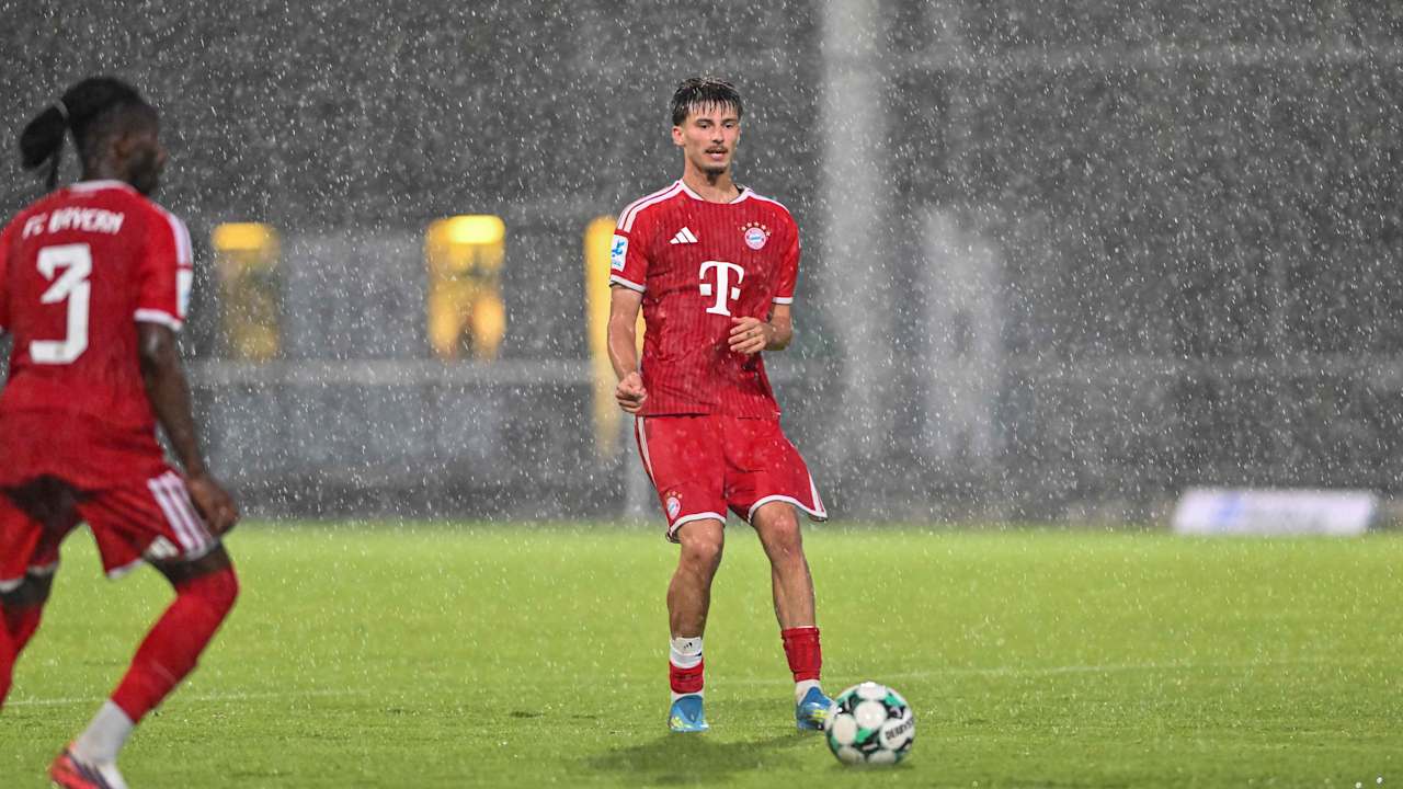 Roko Mijatovic passt den Ball im Spiel.