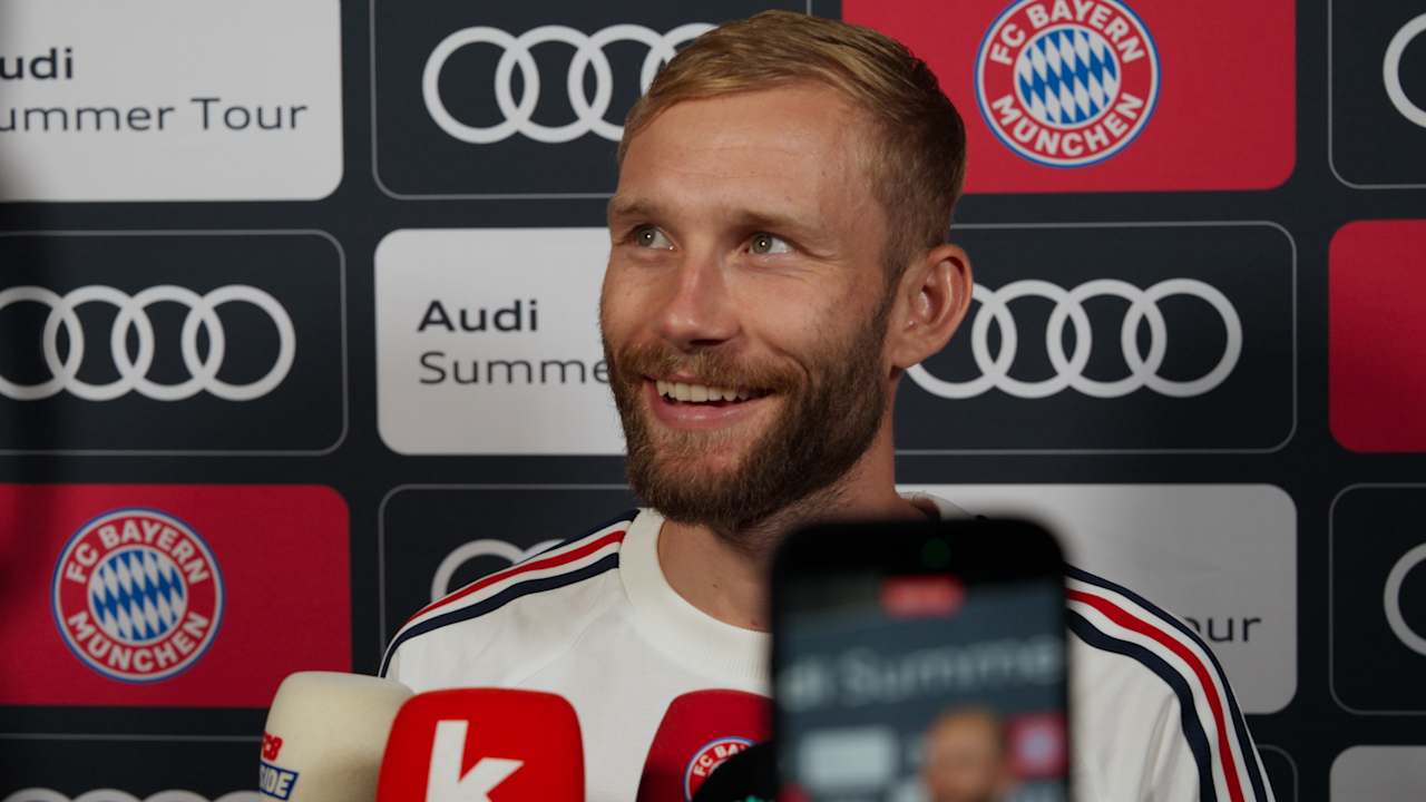 Konrad Laimer lächelt in die Kamera.