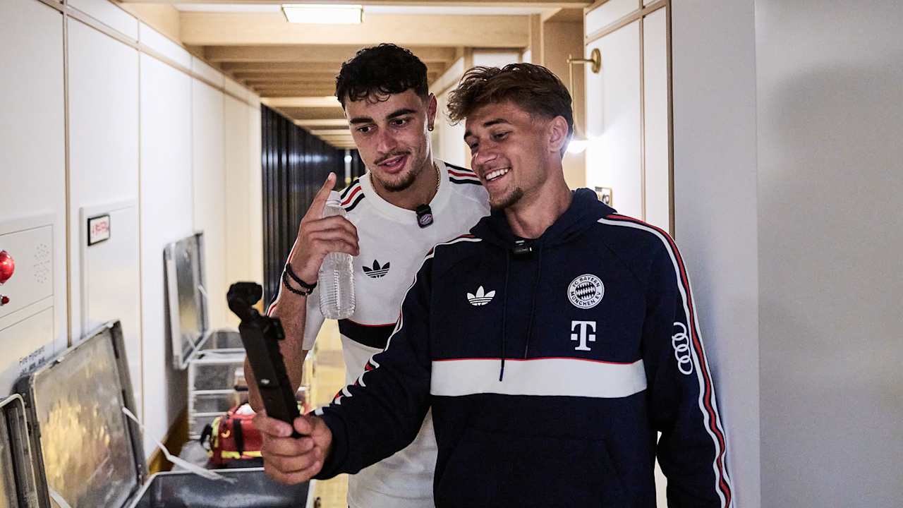 Aleksandar Pavlovic und Tom Bischof drehen ein Video mit einem Selfiestick