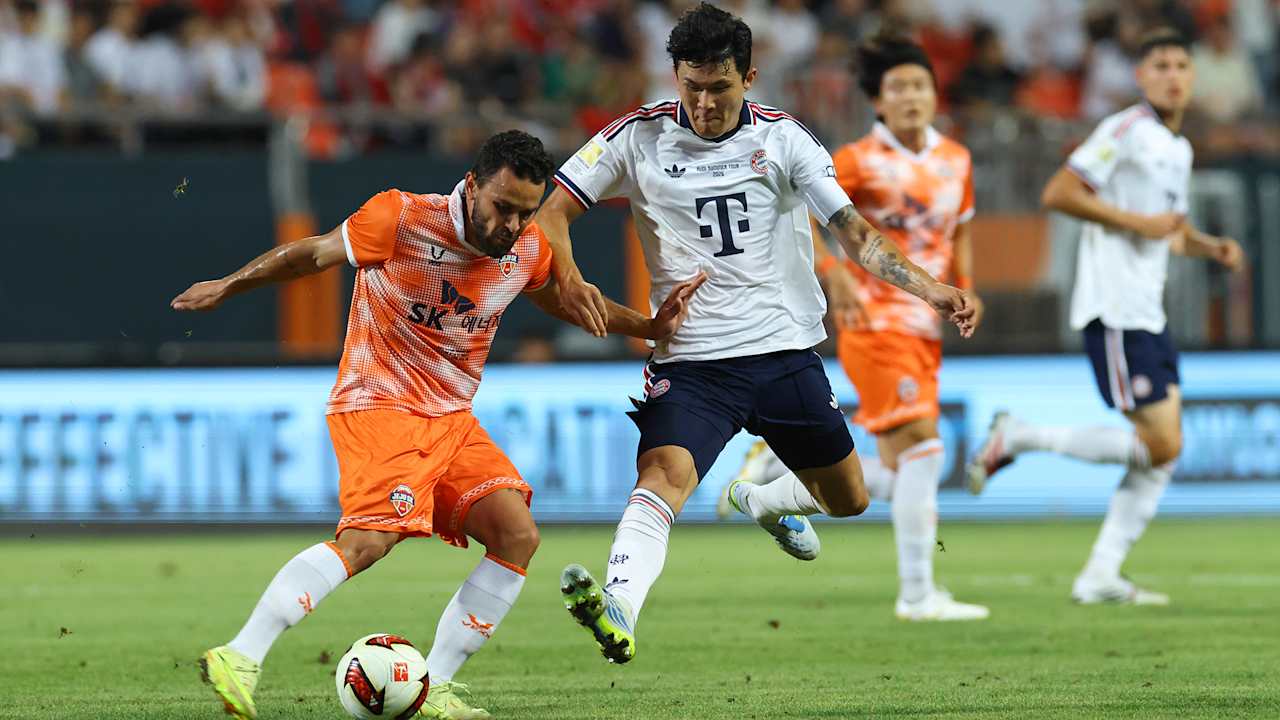 Minjae Kim im Kampf um den Ball im Audi Football Summit des FC Bayern bei Jeju SK