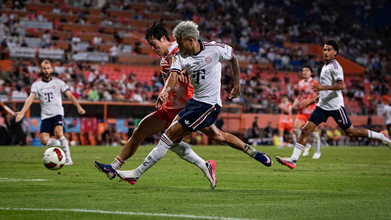 Luis Diaz spielt den Ball nach innen im Audi Football Summit des FC Bayern bei Jeju SK